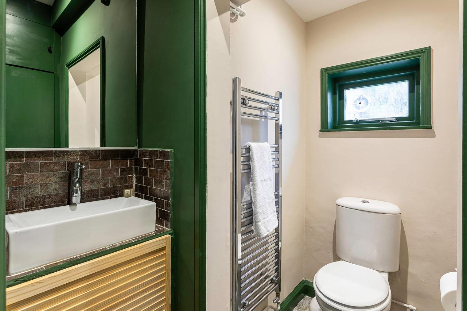 Chiswick Gem Stylish 1-bed Flat For Modern Living London